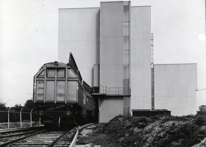 169075 Gezicht op het overlaadstation voor huisvuil van vrachtauto naar trein van VAM te Apeldoorn.